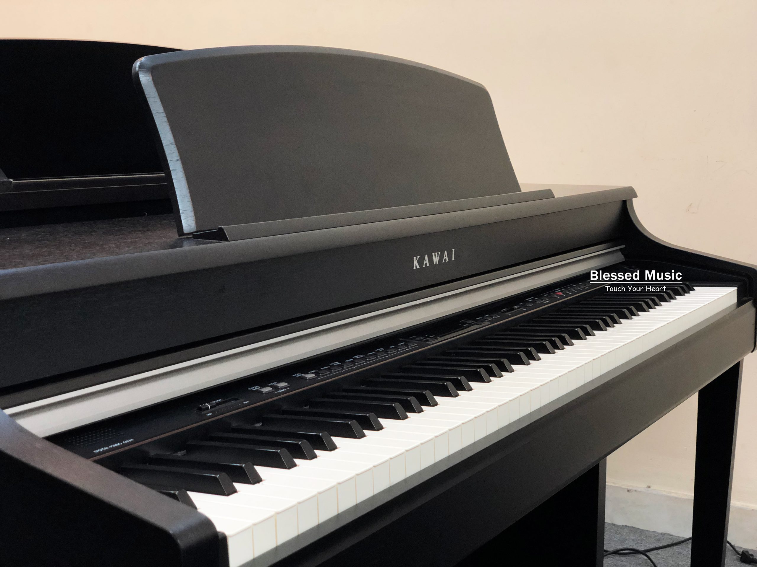 Thiết kế và chất liệu của Kawai CN 34