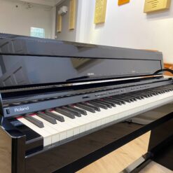 Đàn Piano Điện Roland DP 990 RF: Đánh Giá, Tính Năng Và Giá Cả Năm 2025