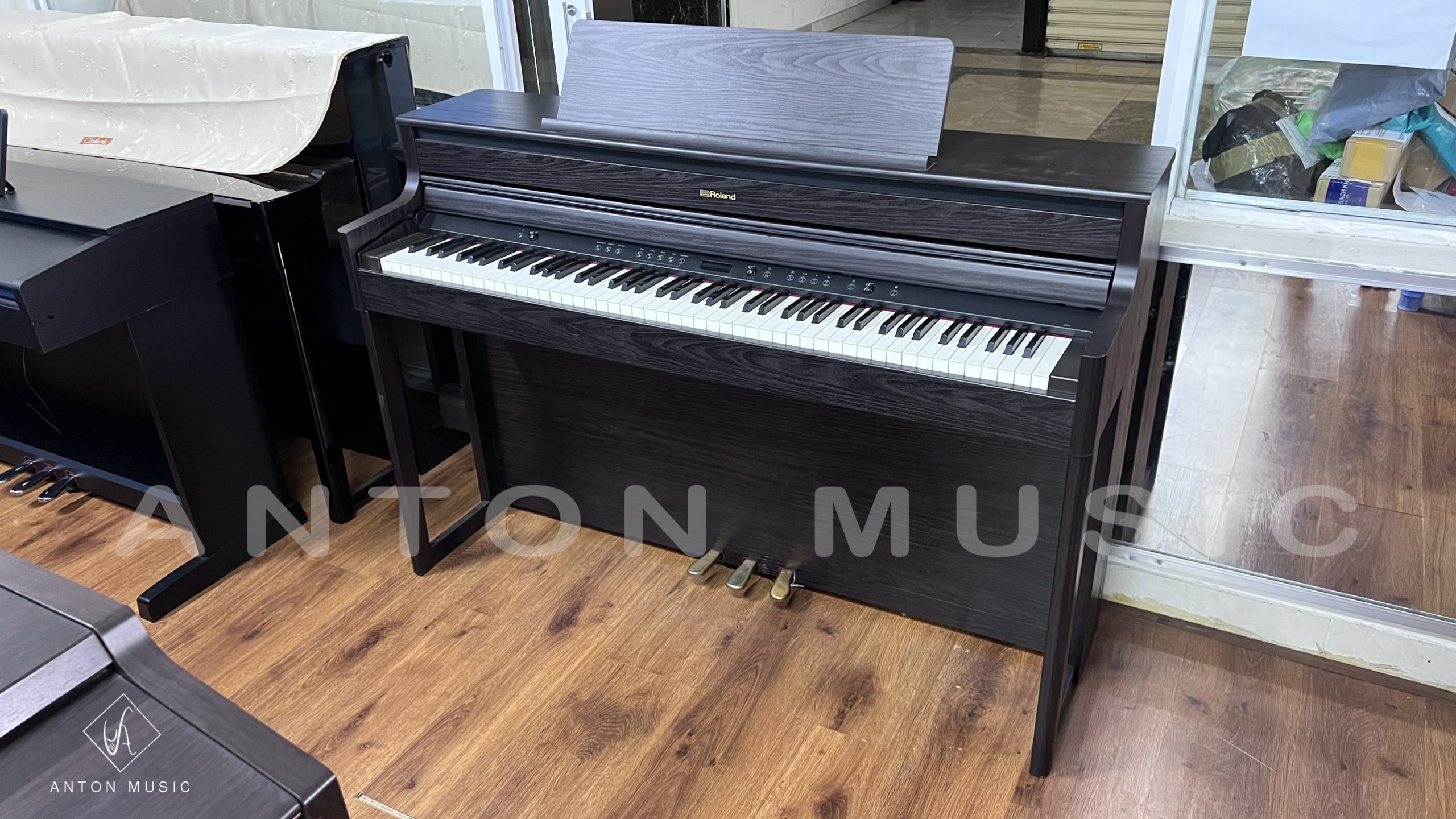 So sánh đàn piano điện Roland HP 704 với các dòng sản phẩm khác