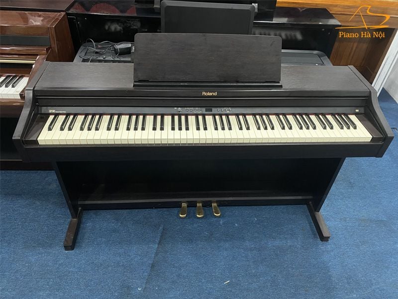 So sánh đàn piano điện Roland RP 301 với các mẫu khác