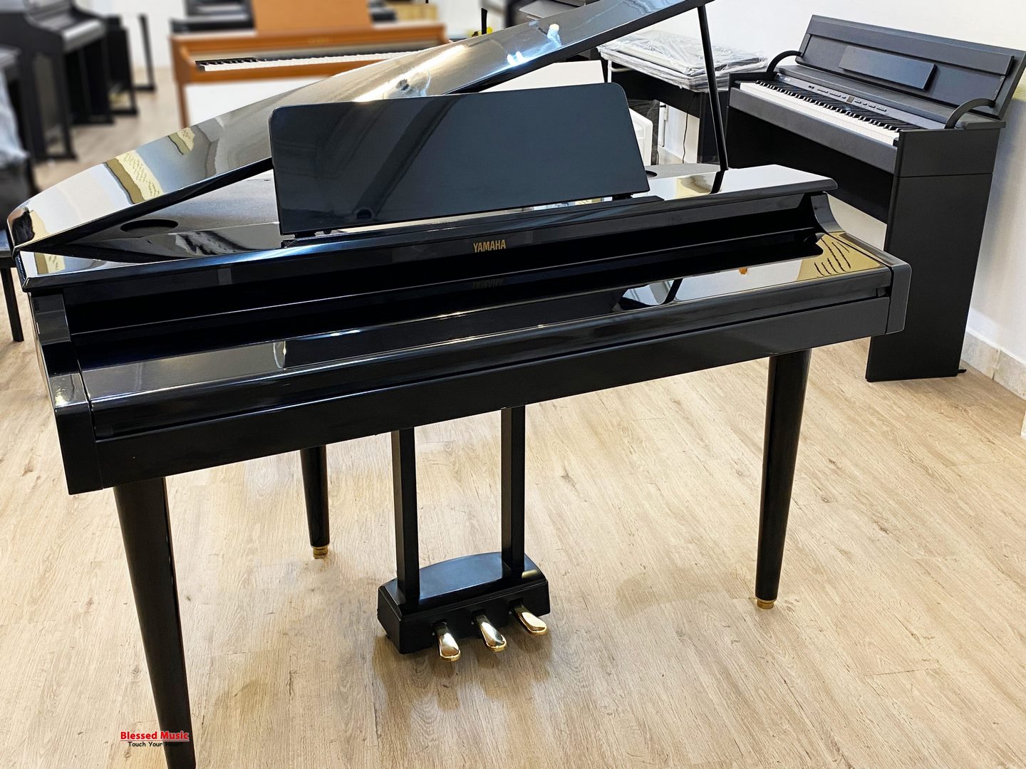 So sánh Yamaha CLP 555 PE với các mẫu đàn piano điện khác