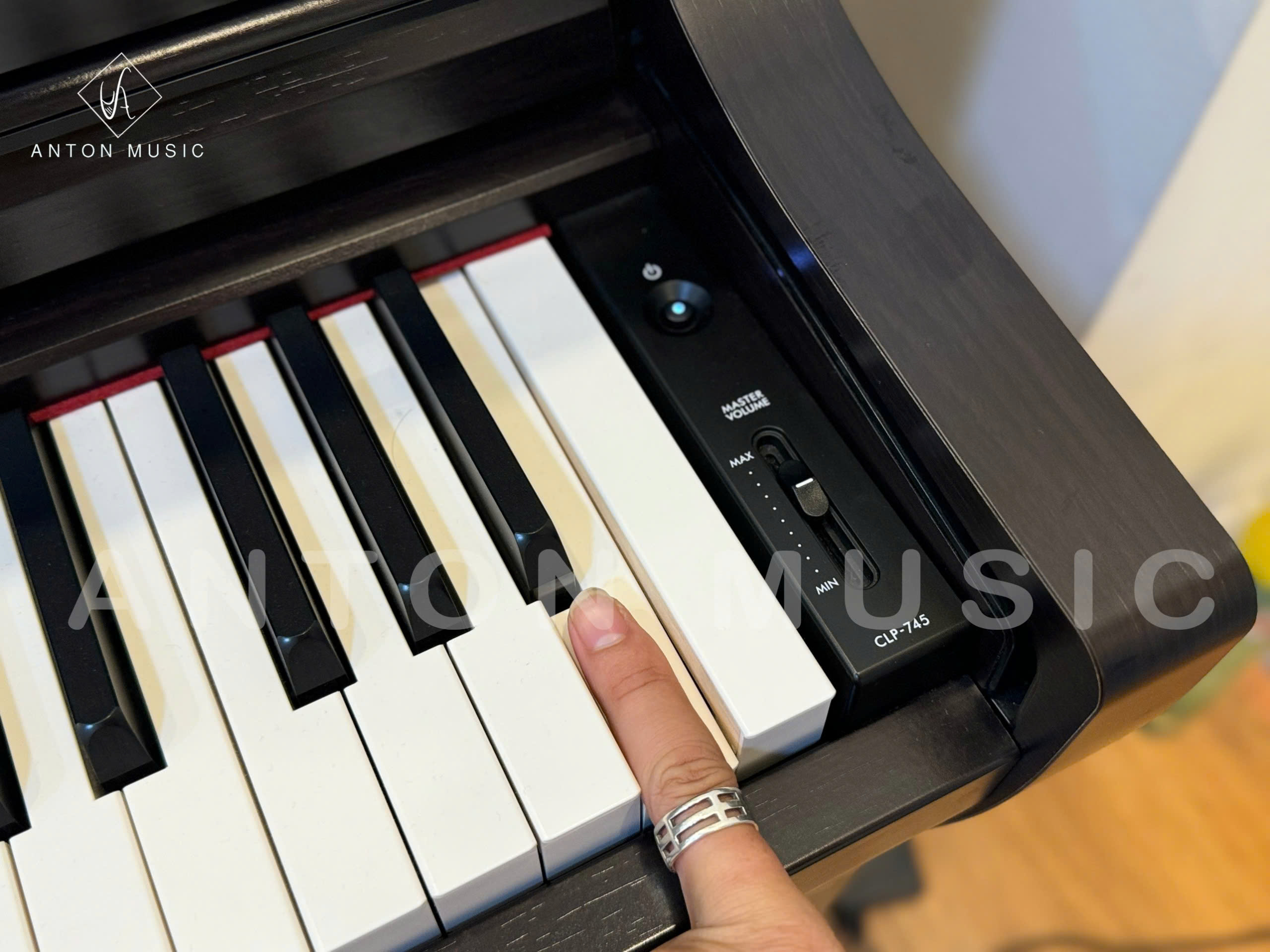 So sánh Yamaha CLP 745 với các mẫu đàn piano điện khác