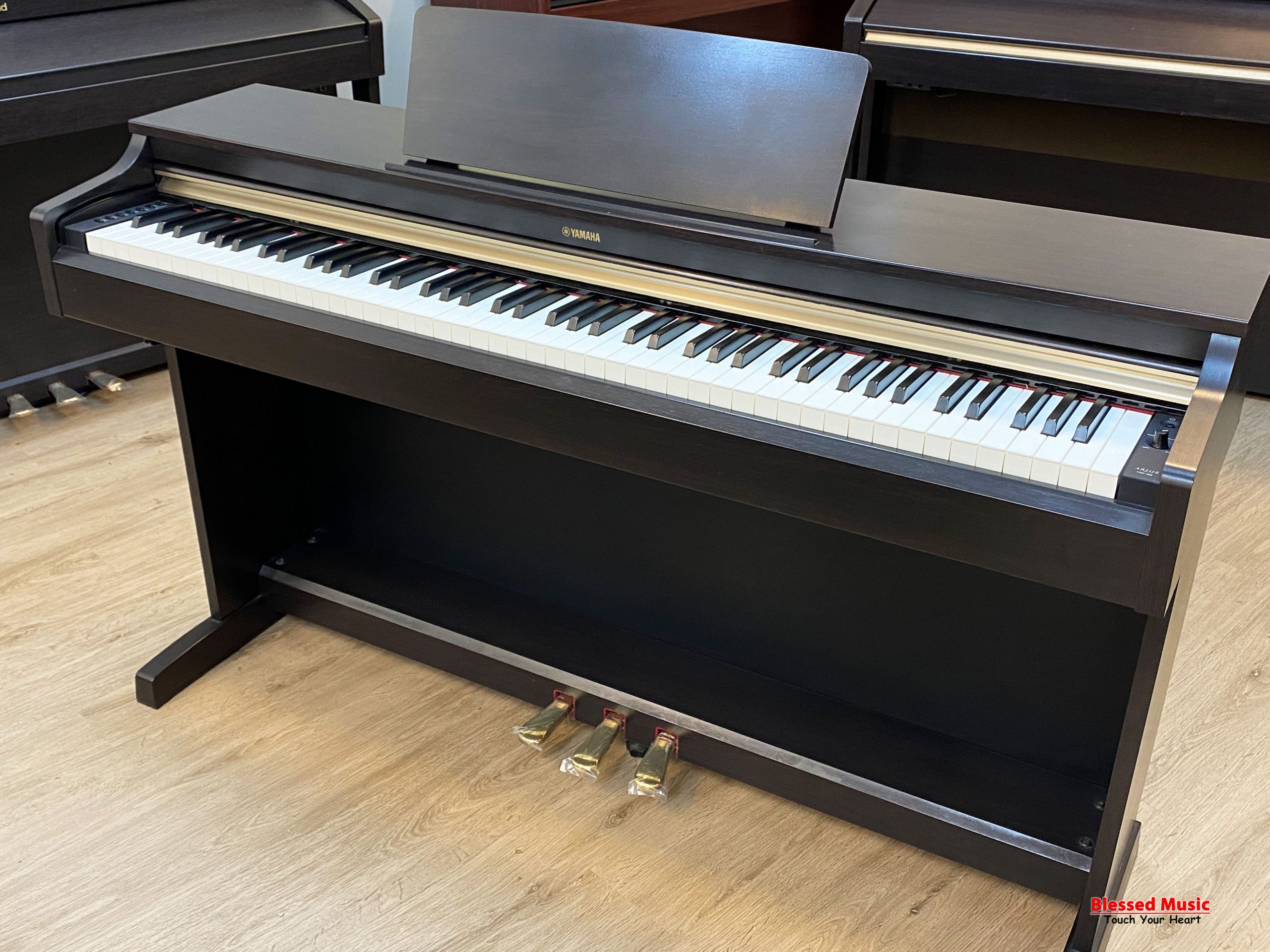 So sánh Yamaha YDP 162 PE với các model khác trong cùng phân khúc