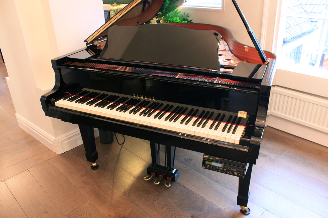 So sánh Yamaha Grand GC2 PE với các mẫu đàn khác